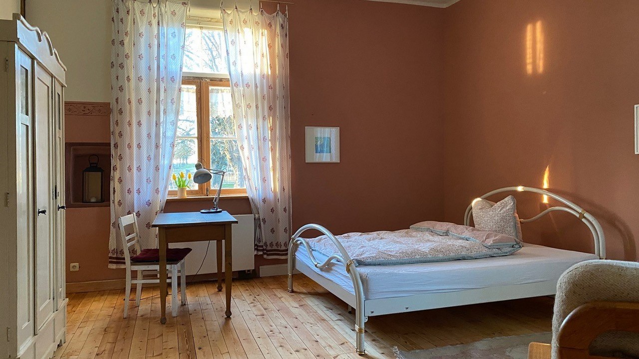 Przytulny pokój hostelowy w dworku Woserin // © Gutshaus Woserin / Sabine Puschmann Przytulny pokój hostelowy w dworku Woserin // © Gutshaus Woserin / Sabine Puschmann