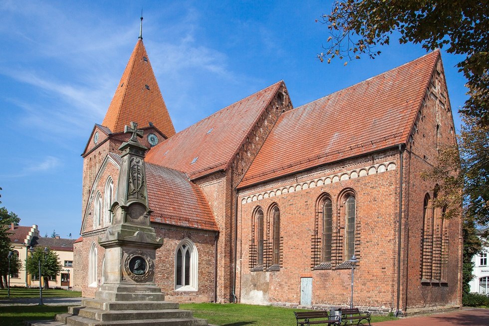 Kerk met oorlogsmonument (1870/71) // © Frank Burger Kerk met oorlogsmonument (1870/71) // © Frank Burger