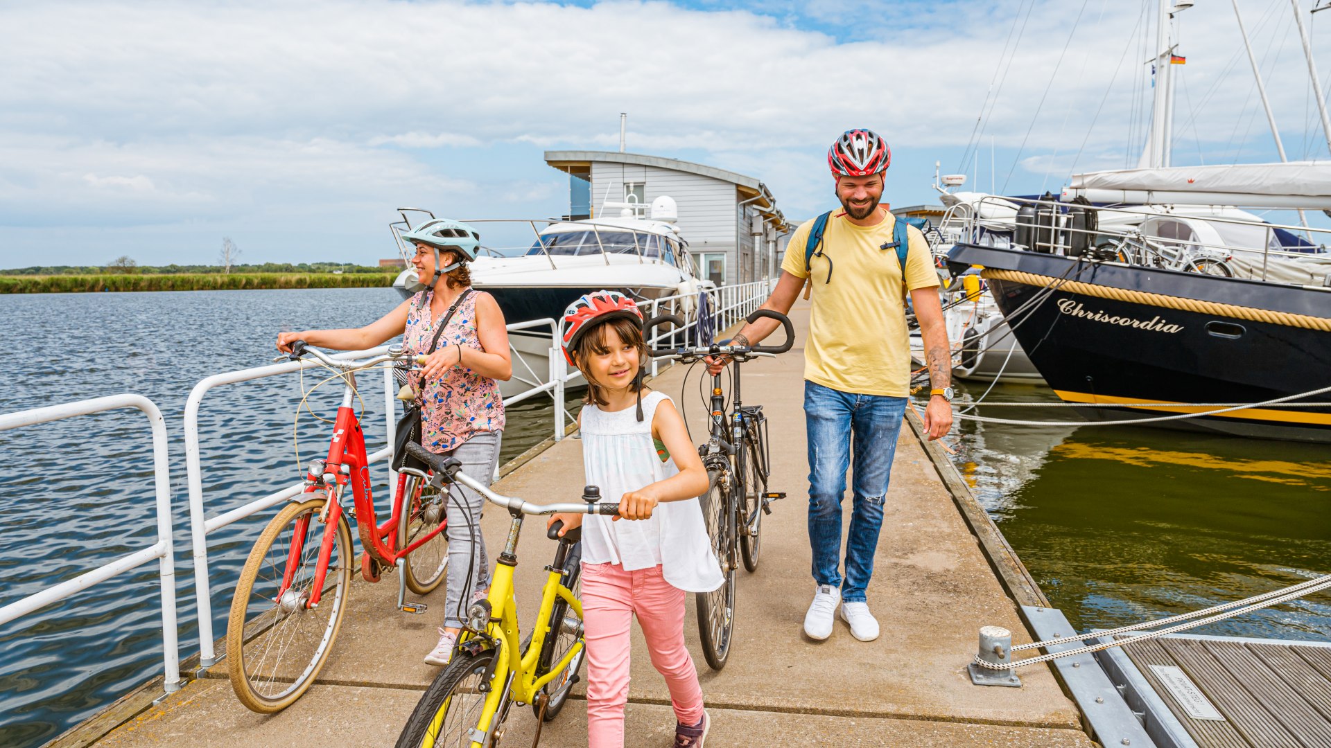 Katharina, Philipp en Maja duwen hun fietsen het vasteland op., © TMV/Tiemann