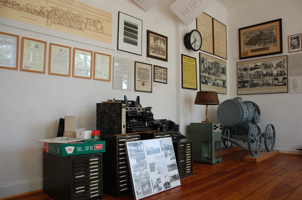 Historical documents and old factory equipment document the beginnings of the fine paper mill., © Gabriele Skorupski Historical documents and old factory equipment document the beginnings of the fine paper mill., © Gabriele Skorupski