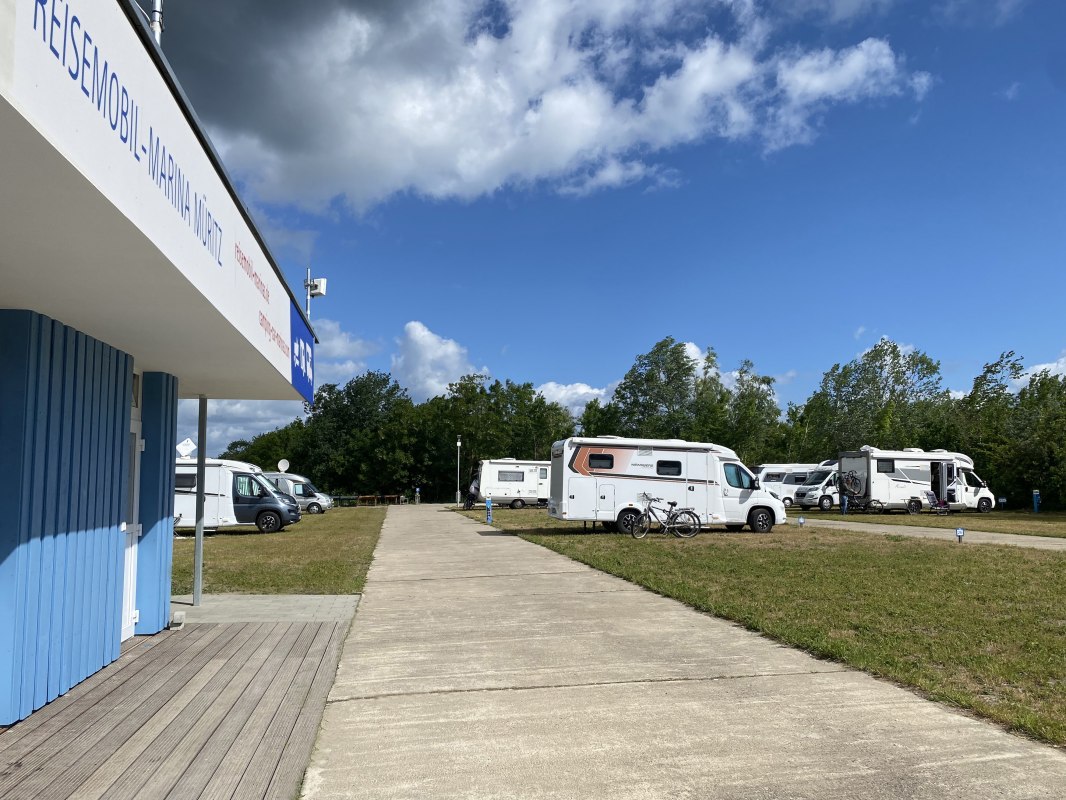 Miejsce parkingowe dla kampera w marinie, &copy; KUHNLE-TOURS