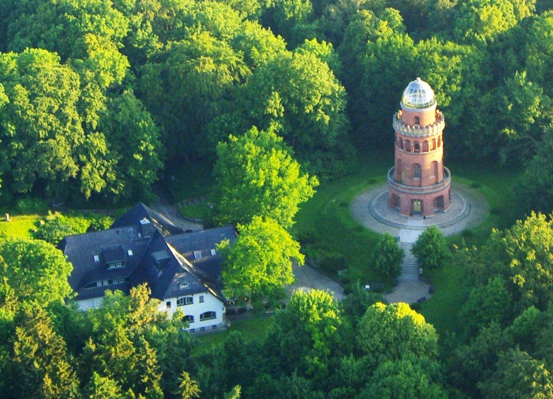 Ernst-Moritz-Arndt Toren met het Rugard Hotel // © Paul Dehn Ernst-Moritz-Arndt Toren met het Rugard Hotel // © Paul Dehn