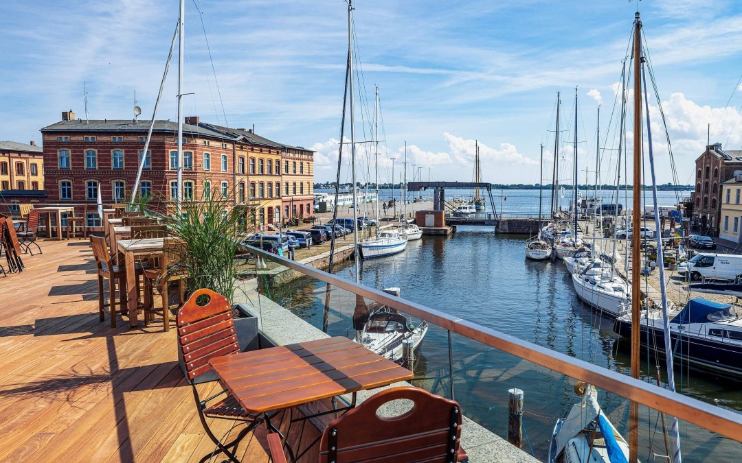 Taras portowy w hanzeatyckim mieście Stralsund // &copy; TMV/Tiemann