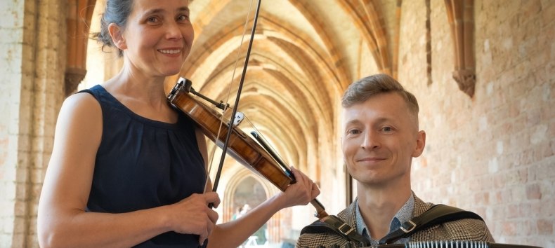 Bild zeigt Conexus: Tabea H&ouml;fer, Violine &  Marek Stavinak, Akkordeon // &copy; Conexus