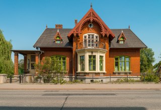 Villa // &copy; Neil Kilindo