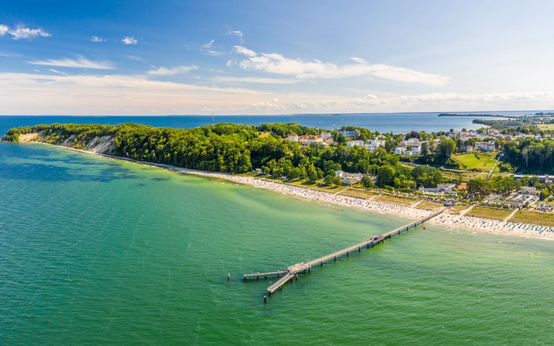 Indrukwekkend panorama vanuit de lucht: de kustplaats aan de Oostzee Göhren met de pier aan het noordstrand, © Mirko Boy