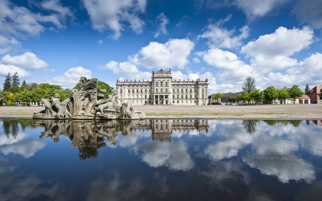 Paleis Ludwigslust met weerspiegeling in de vijver van Karauschenteich, © SSGK MV / Jörn Lehmann