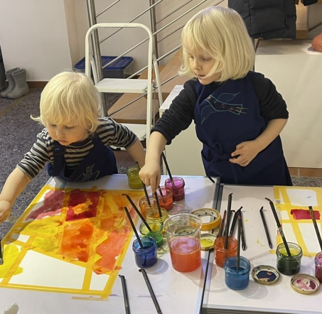 Kinder beim Malen mit Aquarellfarbe // &copy; Ute Laux