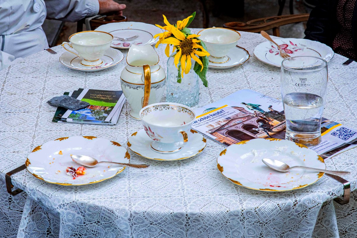 Historic Coffee Sets at Open Monument Day: The Brookhusen coffee table will be expanded with donated porcelain treasures. // © Herrenhaus Brookhusen Historic Coffee Sets at Open Monument Day: The Brookhusen coffee table will be expanded with donated porcelain treasures. // © Herrenhaus Brookhusen