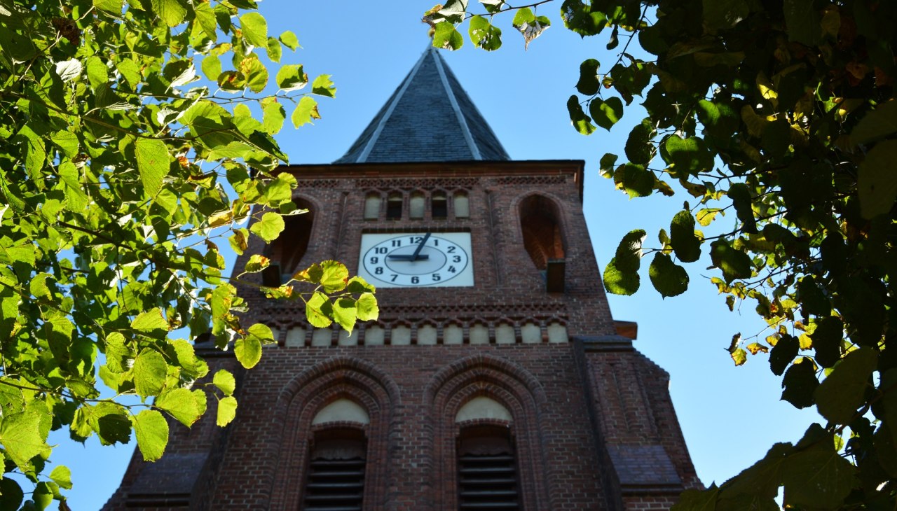 Widok na zegar kościelny kościoła wiejskiego w Sukowie, © Foto: Karl-Georg Haustein