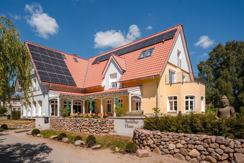 Centrum uzdrawiania znajduje się na pierwszym piętrze Domu Buddy. Na parterze znajduje się klasztorna kawiarnia i klasztorny sklep., © Aneka Schwerdtfeger Centrum uzdrawiania znajduje się na pierwszym piętrze Domu Buddy. Na parterze znajduje się klasztorna kawiarnia i klasztorny sklep., © Aneka Schwerdtfeger