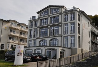 Gelegen aan de steile oever van Sellin met panoramisch uitzicht: Het Seeschloss Sellin, © TMV