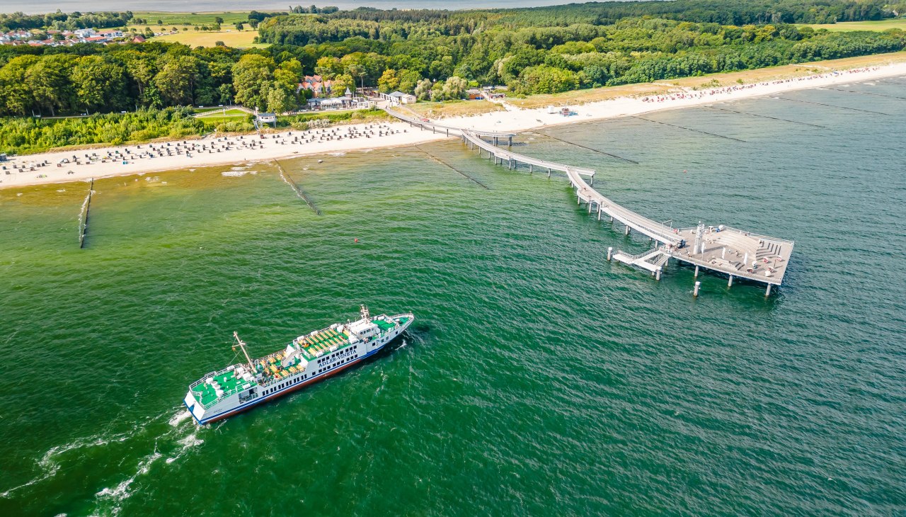 Statek "MS" Vineta z floty statków Adler płynie w kierunku molo w Koserow na wyspie Uznam., © Sven Lewerenz