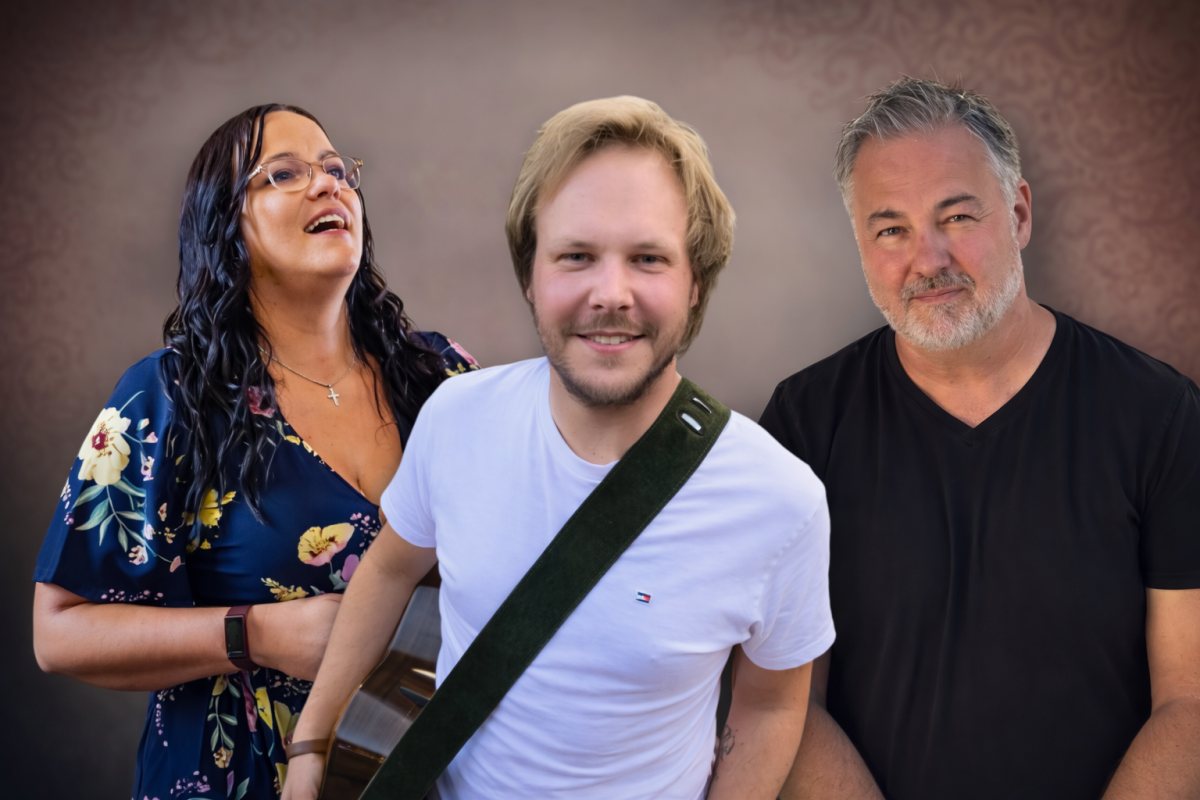 Musikertrio vor dekorativem Hintergrund, © artist Musikertrio vor dekorativem Hintergrund, © artist