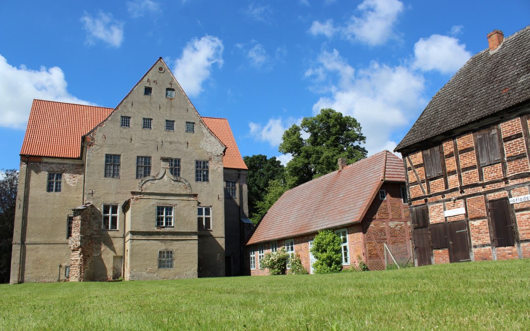View of Ludwigsburg palace, the Beamtenhaus building and courtyard with storehouse, © tvv-bock