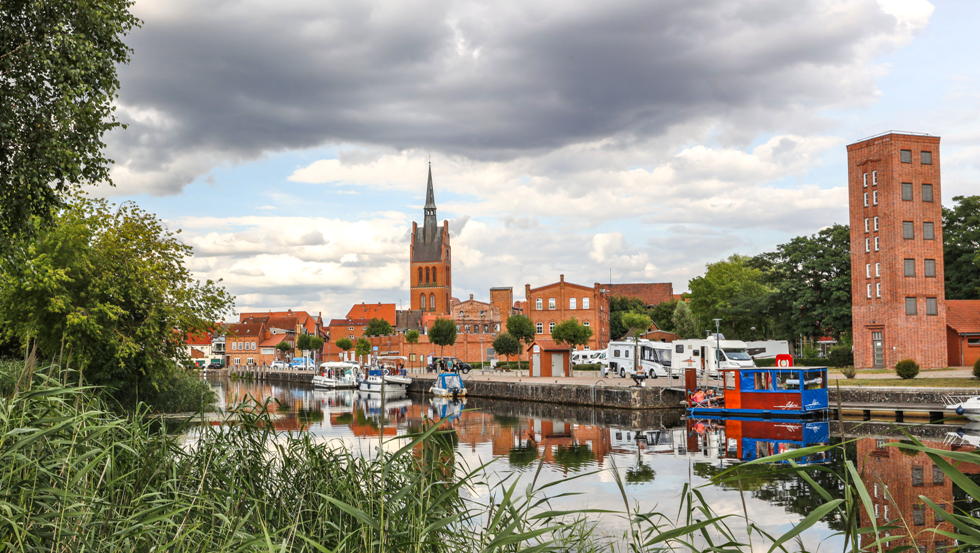 Przystań portowa i pole dla przyczep kempingowych w Grabowie, © TMV/Gohlke