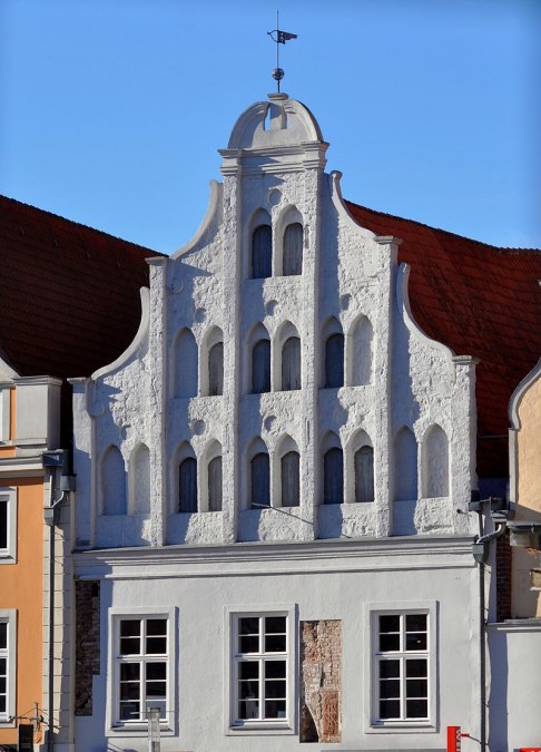 Dom z dachem dwuspadowym Ossenreyerstrasse 14, © Tourismuszentrale Stralsund