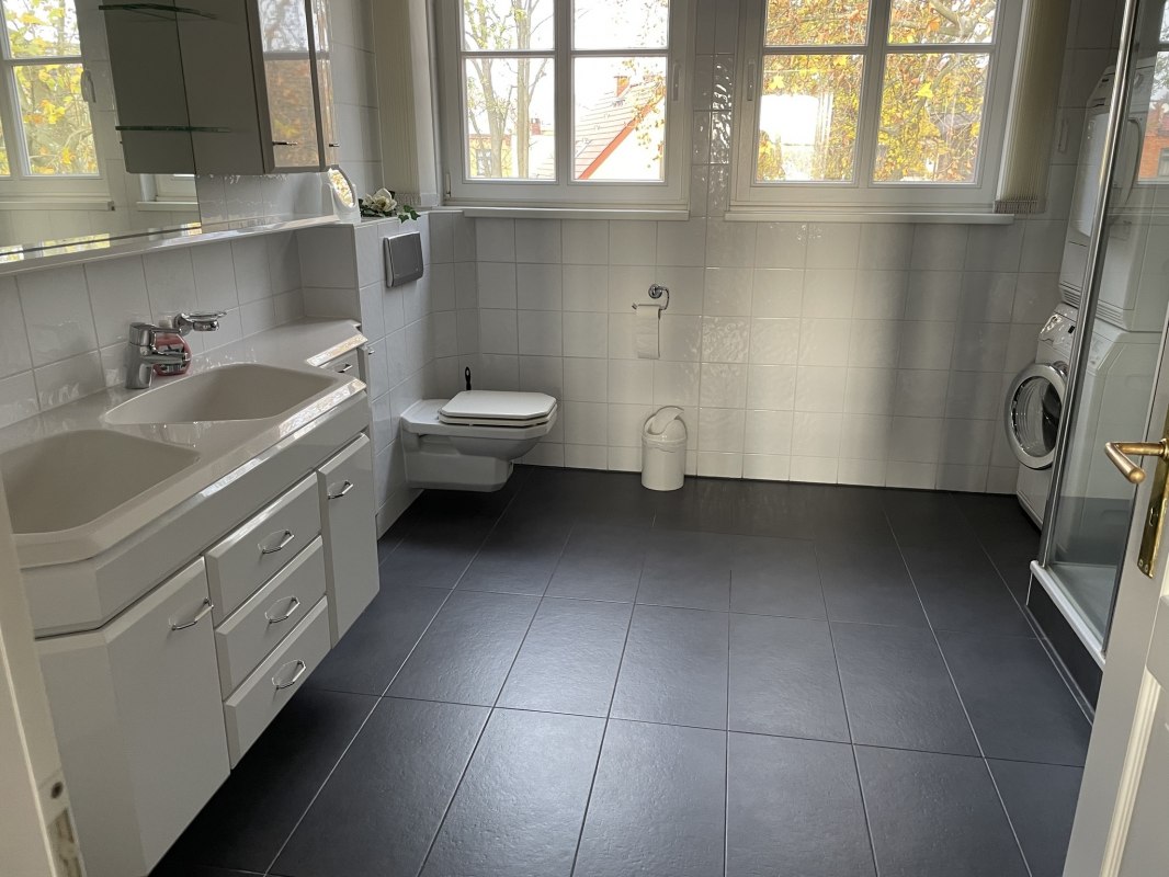 De ruime badkamer (appartement nr. 1) is slechts gedeeltelijk drempelvrij (10 cm toegang tot de douche). // © A. Wilken De ruime badkamer (appartement nr. 1) is slechts gedeeltelijk drempelvrij (10 cm toegang tot de douche). // © A. Wilken