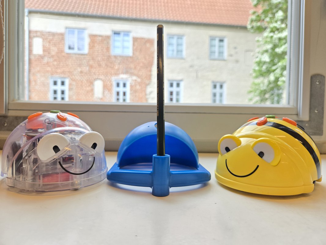 a Bluebot in the middle and two Beebots next to it on the windowsill of the city library // &copy; Stadtbibliothek Stralsund