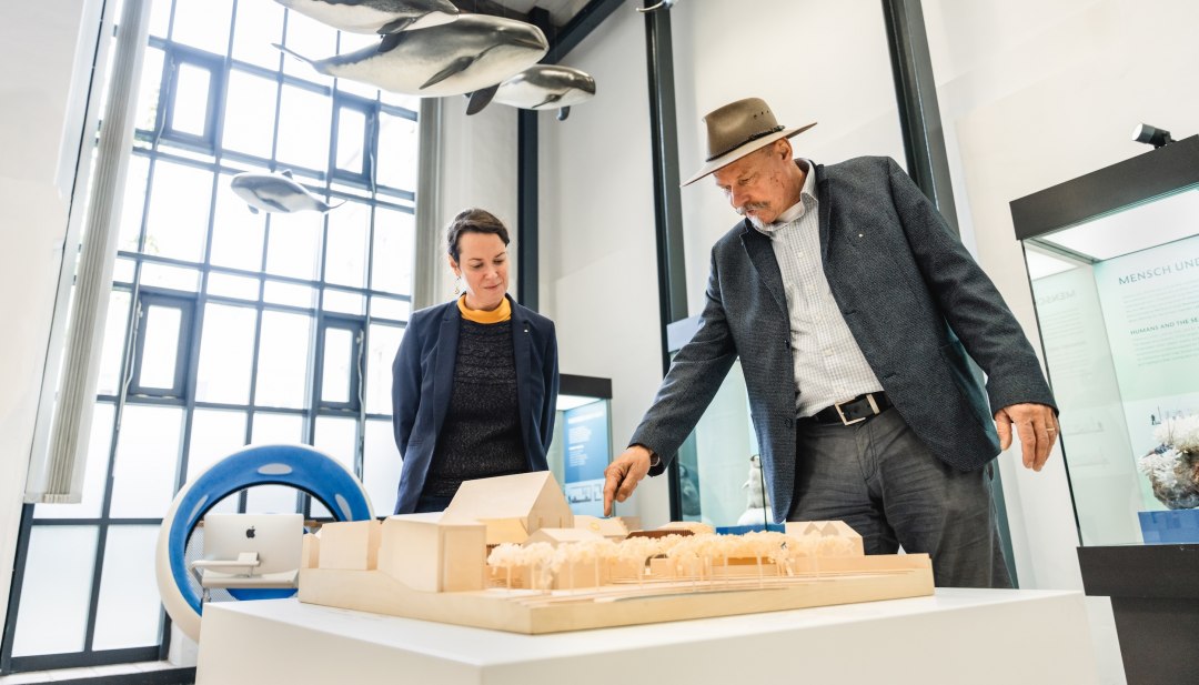 Dr. Maren Heun en Andreas Tanschus bij de maquette van het Sint-Catharinaklooster, waarop alle renovatiemaatregelen duidelijk te zien zijn., © TMV/Gross