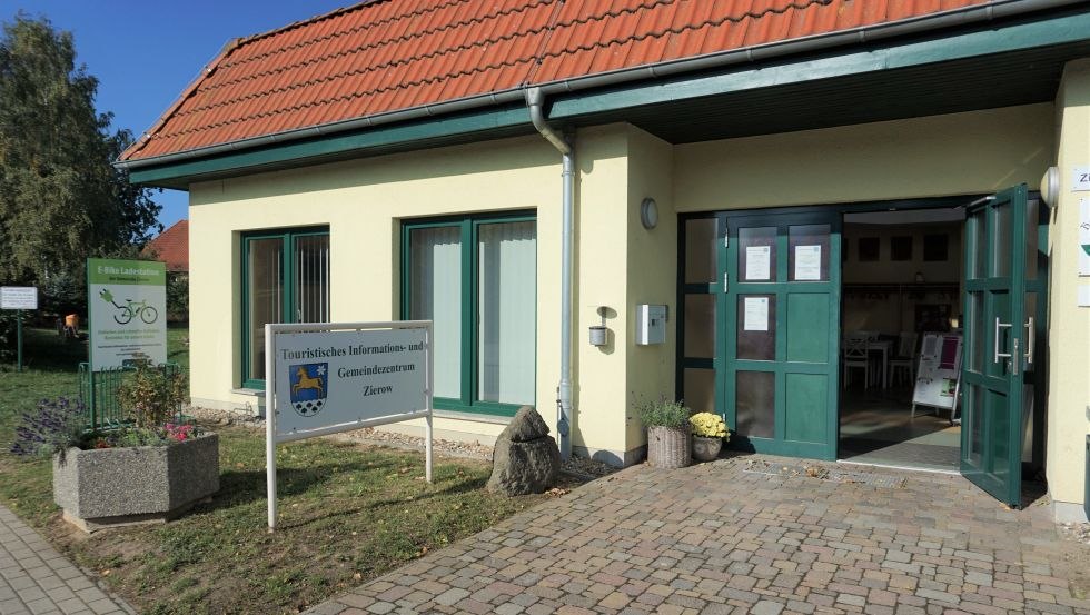 Informacja turystyczna i dom kultury w Zierowie // © Touristisches Informations- und Gemeindezentrum Zierow Informacja turystyczna i dom kultury w Zierowie // © Touristisches Informations- und Gemeindezentrum Zierow