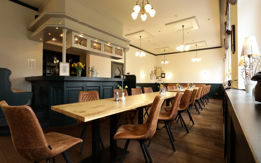 Enjoying meals together. At long tables., © Lieblingsplatz Hotels mbH