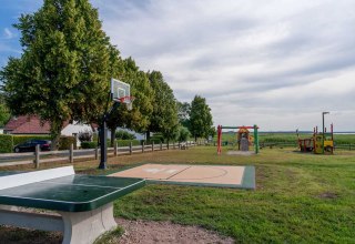 A basketball court, a ping-pong table, and playground equipment at the playground on the Bodden in Niehagen, a neighborhood of Ahrenshoop. // © Maik Pixelino A basketball court, a ping-pong table, and playground equipment at the playground on the Bodden in Niehagen, a neighborhood of Ahrenshoop. // © Maik Pixelino