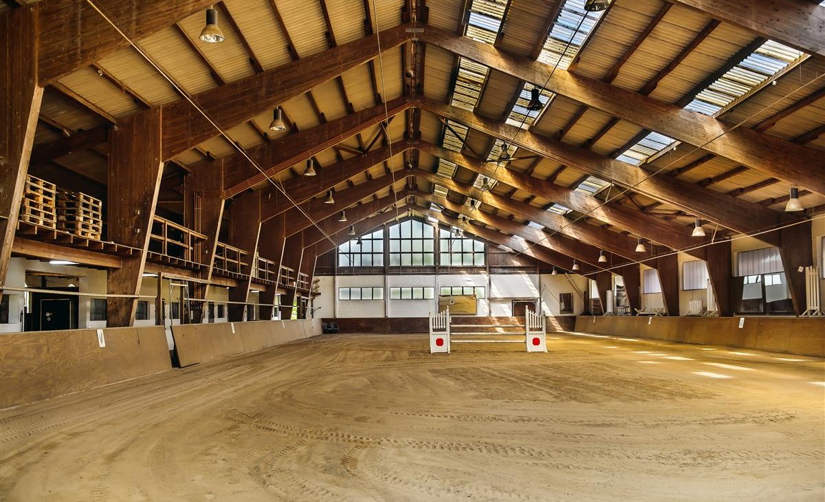 ruime overdekte rijbak, © Bombis ruime overdekte rijbak, © Bombis