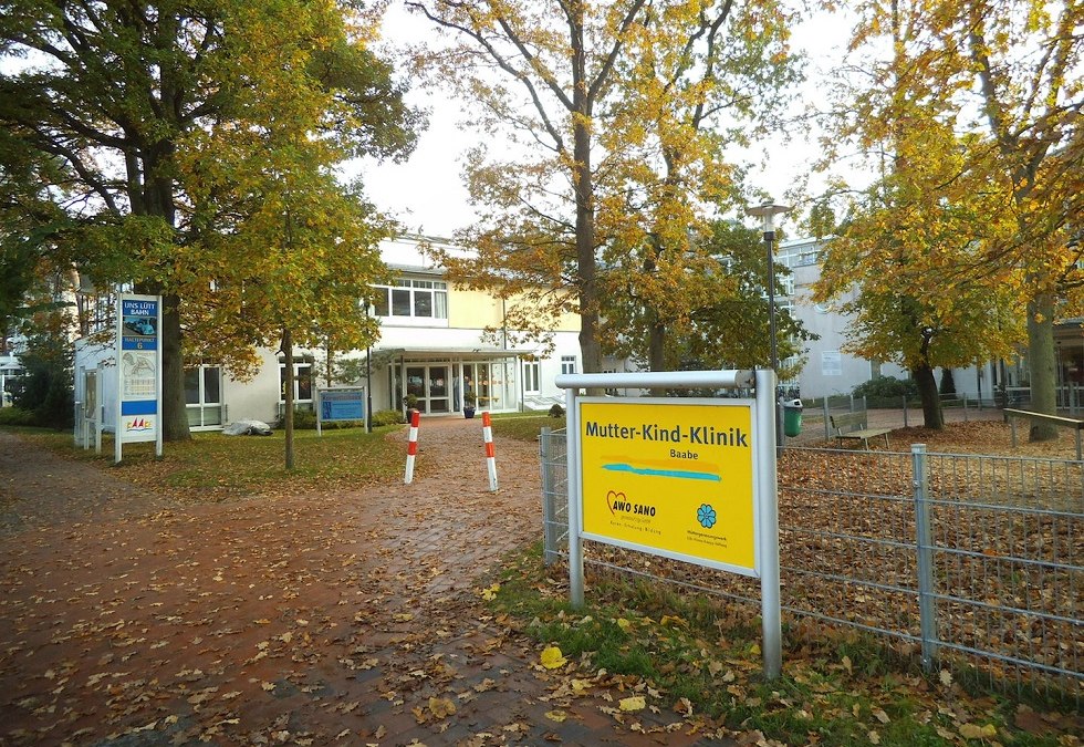 Moeder en kind kliniek Baabe - buitenaanzicht in herfst -, © Tourismuszentrale Rügen