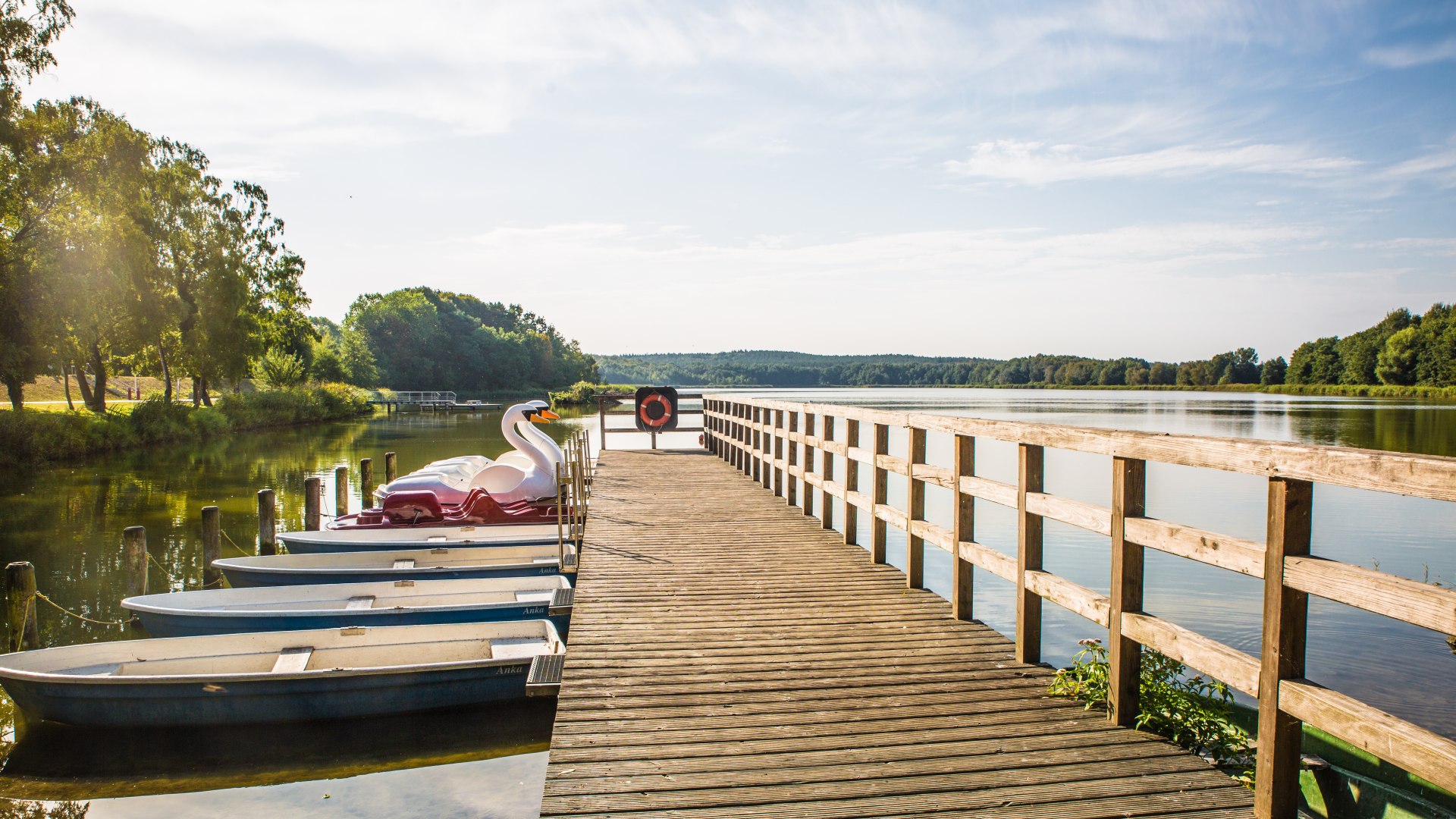 Molo z wypożyczalnią łodzi wiosłowych w Loddin am See.