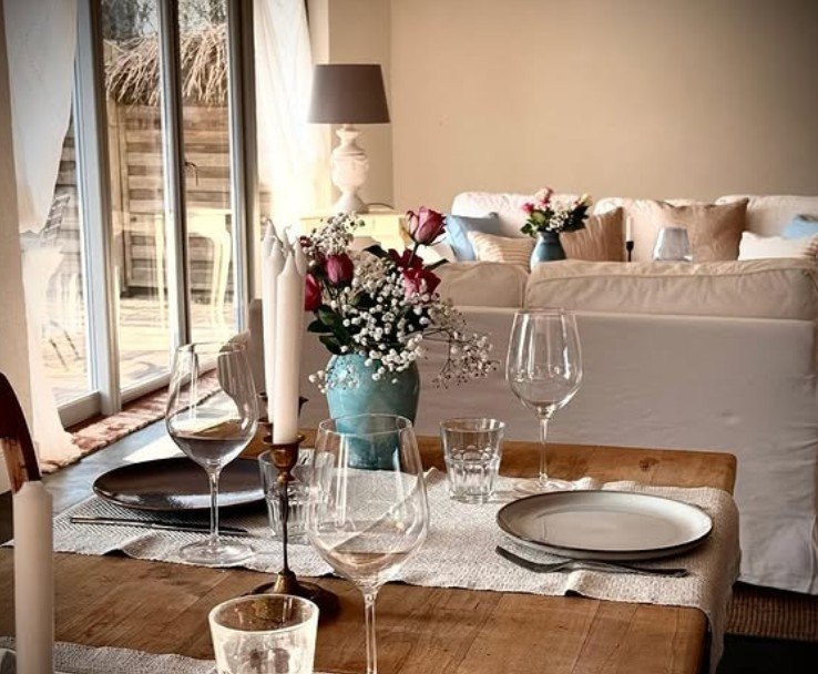 Lounge area and dining room, &copy; Thomas Paulus