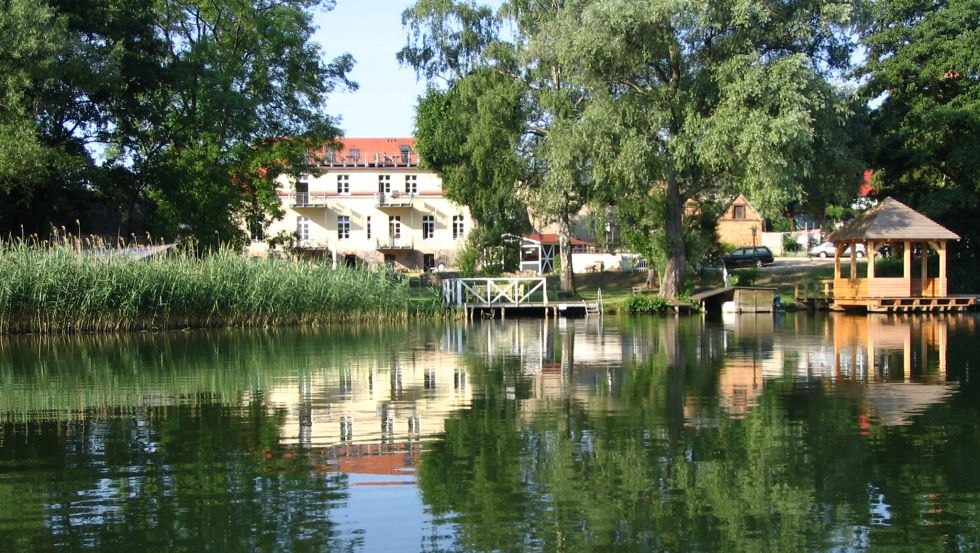 Obiekt Haus Seenland położony jest bezpośrednio nad jeziorem Feldberger Haussee // © Haus Seenland/Behrend Obiekt Haus Seenland położony jest bezpośrednio nad jeziorem Feldberger Haussee // © Haus Seenland/Behrend