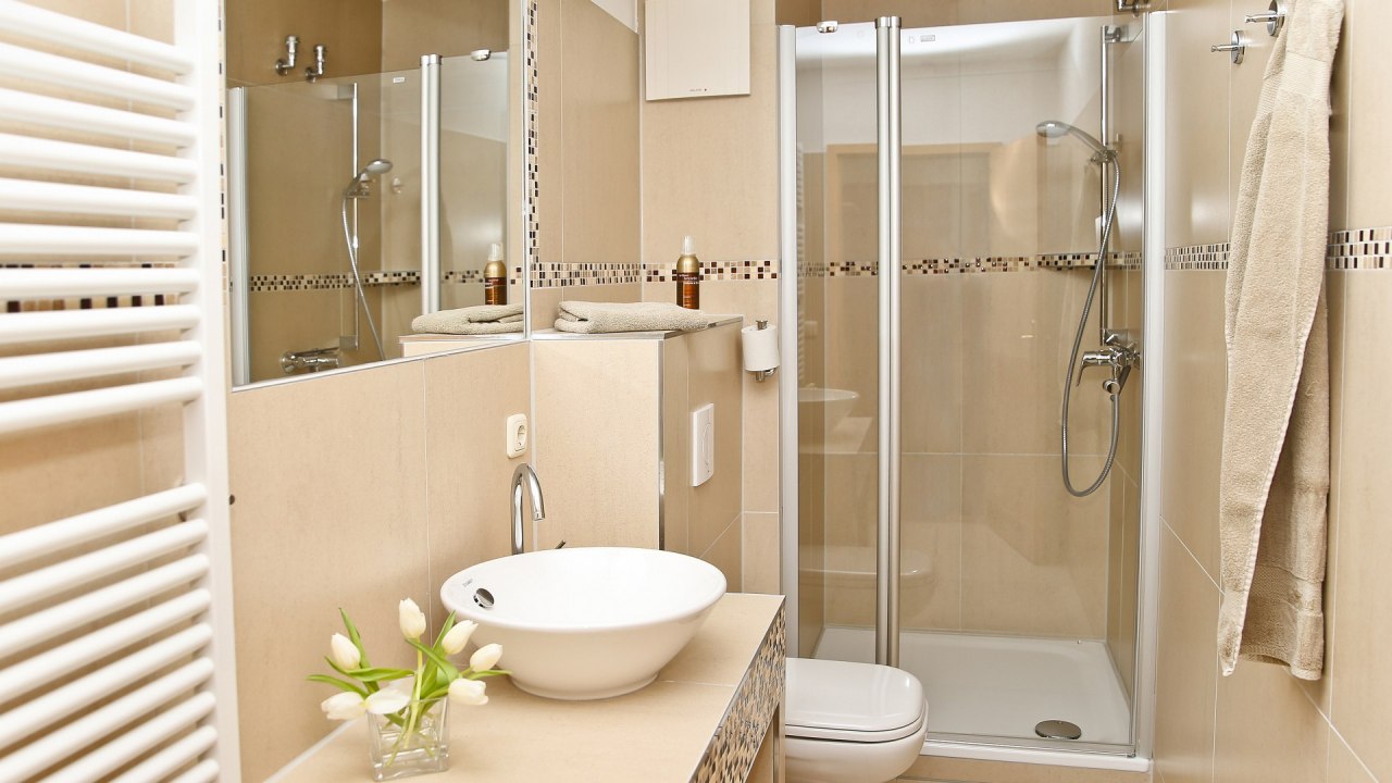 Gerenoveerde badkamers in de Monika flat // © Anke Schultz Gerenoveerde badkamers in de Monika flat // © Anke Schultz