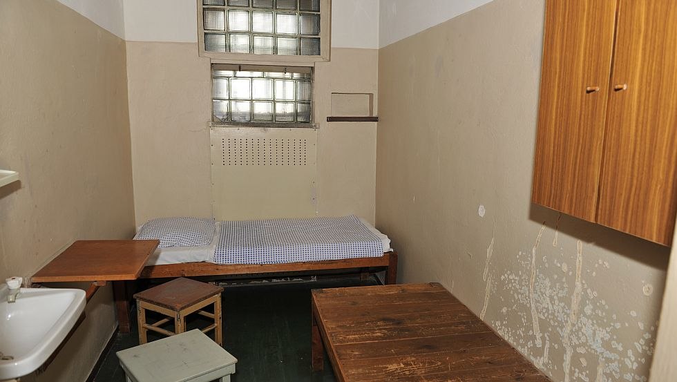 Uitzicht in een cel van het voormalige ondergrondse Stasi-detentiecentrum, © BStU-Außenstelle Rostock