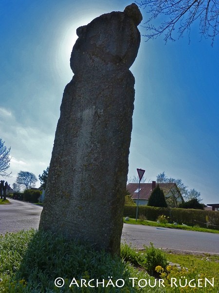 duży kamień przebłagalny przy wejściu do Schaprode // &copy; Arch&auml;o Tour R&uuml;gen