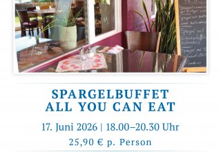Frischer wei&szlig;er und gr&uuml;ner Spargel auf Teller, mit Sauce Hollandaise, Schinken und Kartoffeln ansprechend angerichtet. // &copy; spreepiraten&reg;