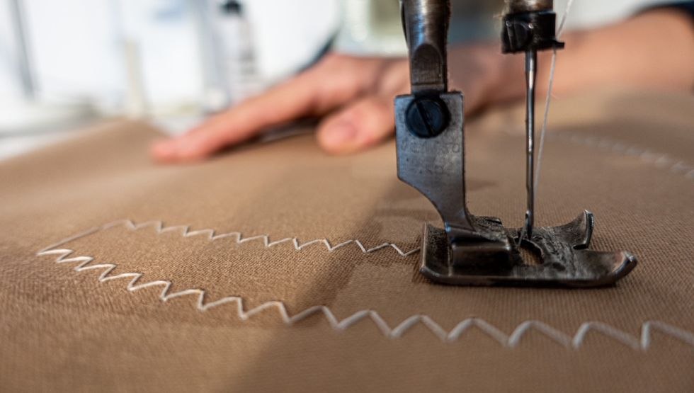 work on the sewing machine, © Julica Osterburg