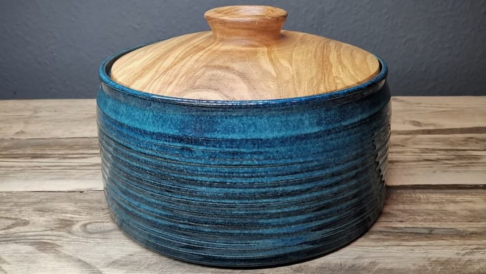 Bread pot with wooden lid (ash) // &copy; Judith Renz