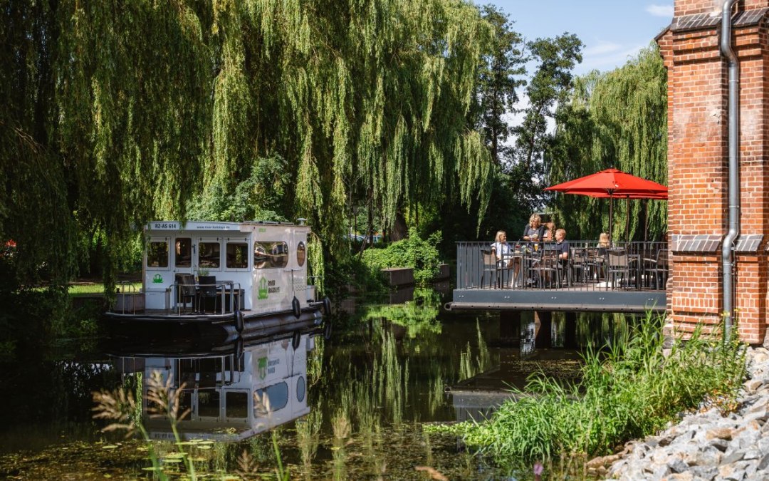 With the houseboat through the city center of Parchim, © TMV/Erik Gross