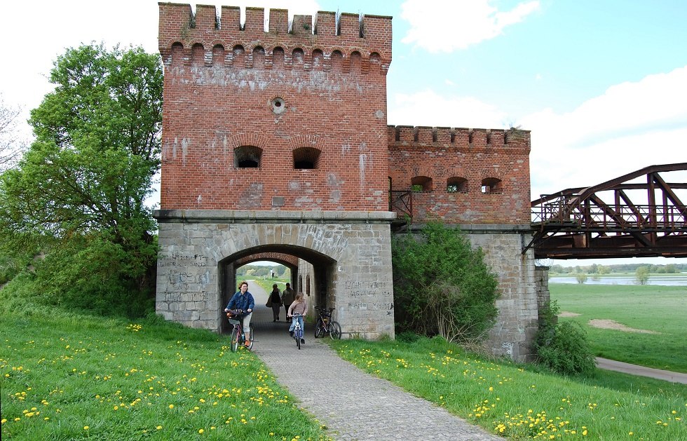 Today, a bicycle and hiking trail passes directly by the bridge., &copy; Gabriele Skorupski