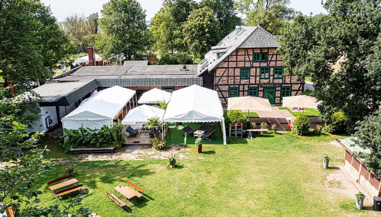 Luchtfoto van de traditionele Schnatermann herberg, © TAURUS Werbeagentur / Stefan Peuß