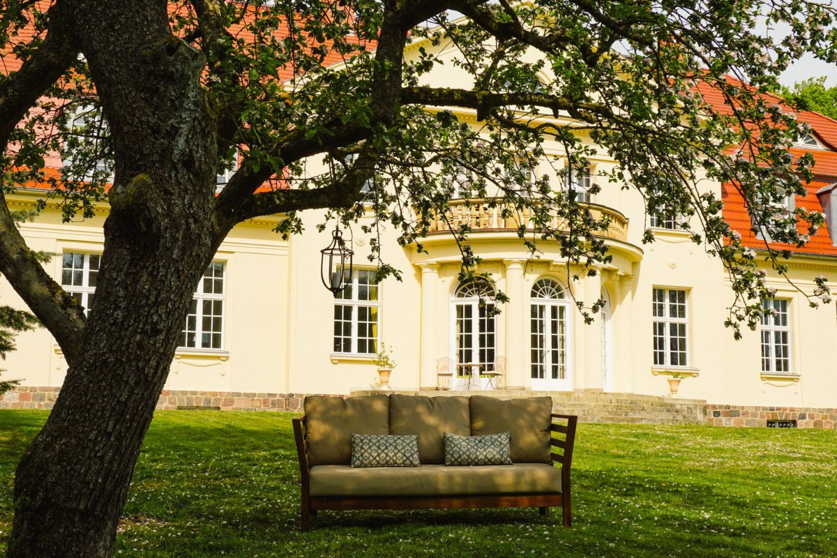 Cozy feel-good place with a view of the Gevezin estate park // © Gutshaus Gevezin Cozy feel-good place with a view of the Gevezin estate park // © Gutshaus Gevezin