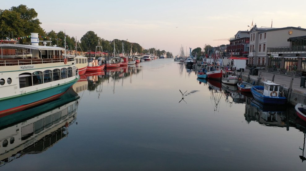 Uitzicht op de Alter Strom in de kustplaats Warnem&uuml;nde // &copy; Hotel "Am Alten Strom"