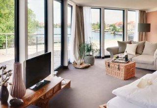 Stijlvolle studio's, met sprookjesachtig uitzicht op het meer op aanvraag // &copy; Hotel Rosendomizil, Malchow