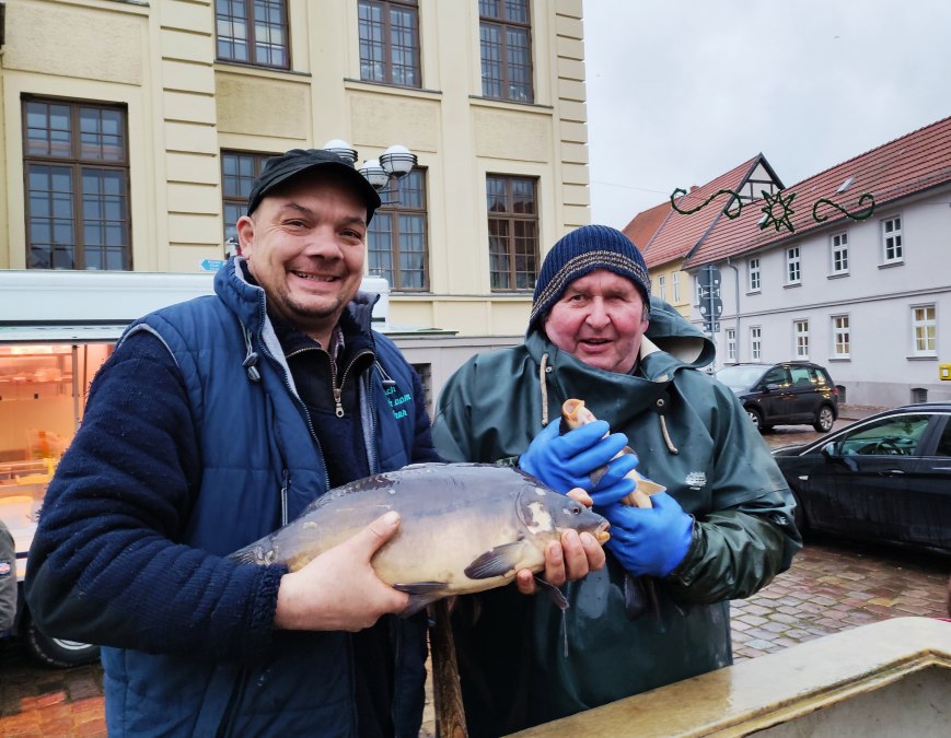 Sale of New Year's Eve carp at the Teterow marketplace, © Jana Koch