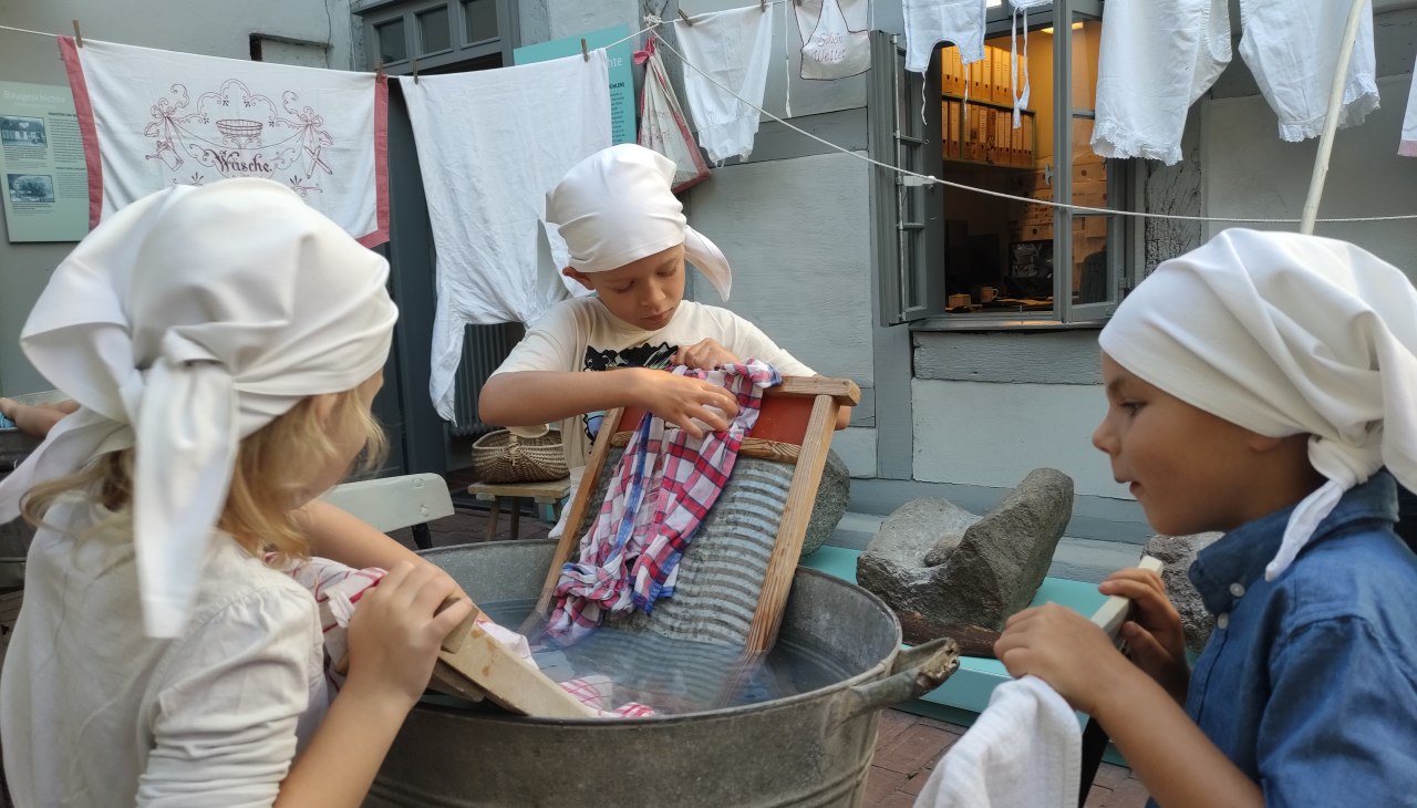 Z mydłem i deską do mycia - dzień prania jak około 1900 roku, &copy; Jana Koch