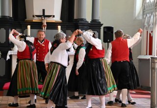Performance by the folk dance group after the service in St. Thoas Church in Damshagen. // © Sabrina Lampe Performance by the folk dance group after the service in St. Thoas Church in Damshagen. // © Sabrina Lampe