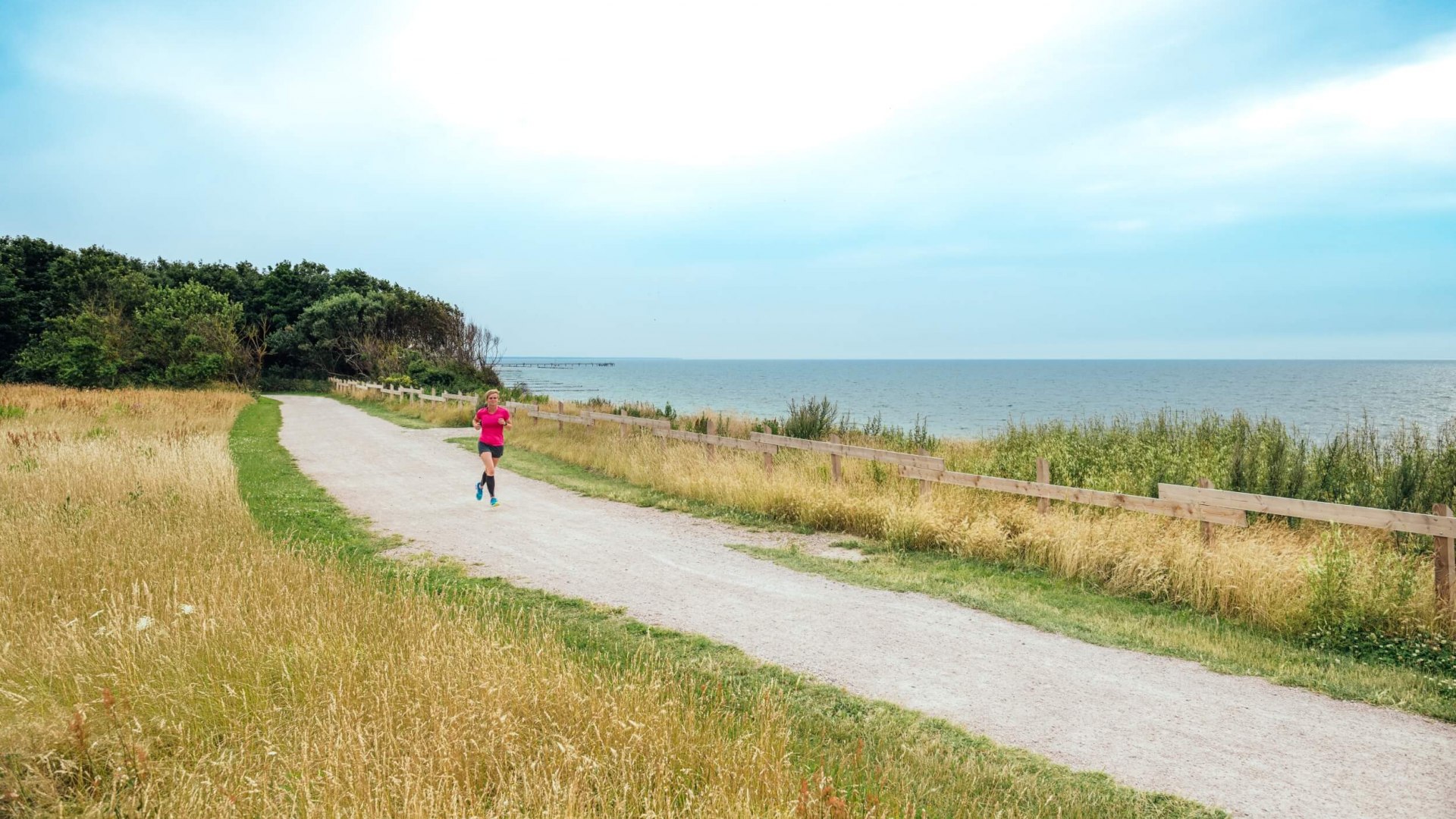 Jogger rent langs de kliffen van Fischland-Darß-Zingst