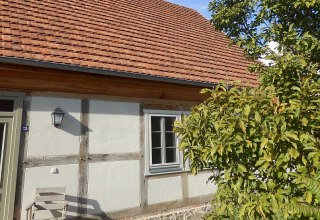 Straßenfront mit wiederhergestellter Fensteraufteilung und alten Dachsteinen // © Anne Lierow Straßenfront mit wiederhergestellter Fensteraufteilung und alten Dachsteinen // © Anne Lierow