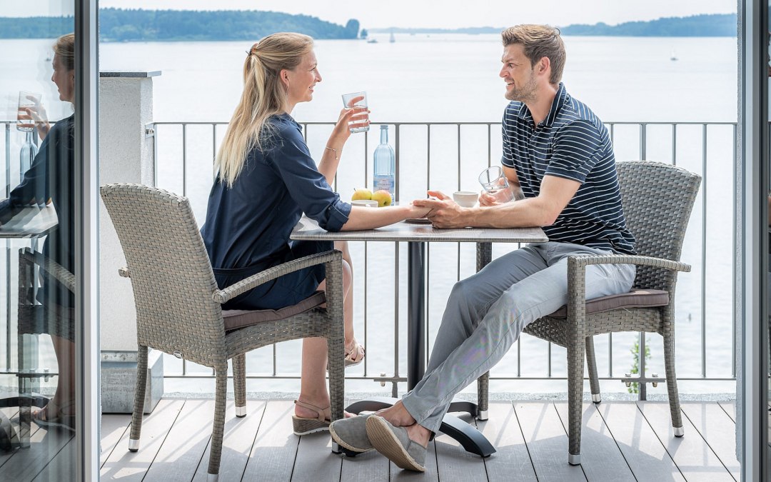 Balkon met uitzicht op water, © DOMUSimages